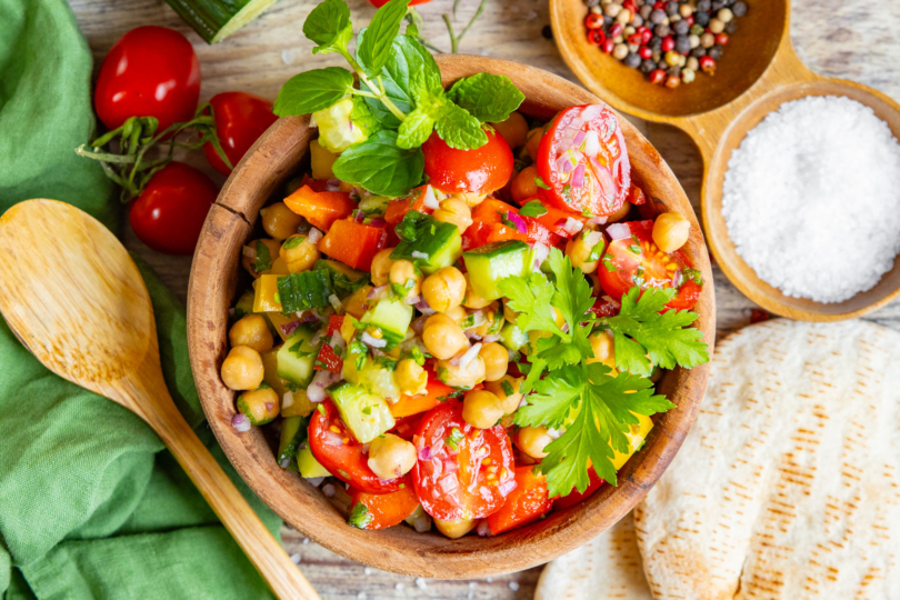 Salat mit Kichererbsen aus der Dose
