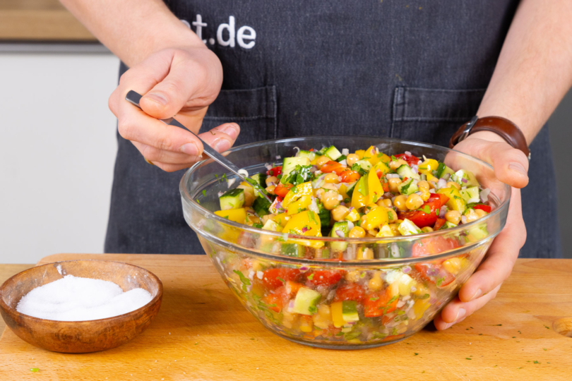 Salat vermengen