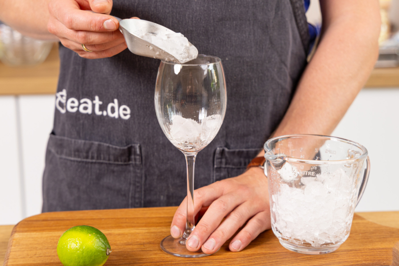 Crushed Ice ins Glas füllen