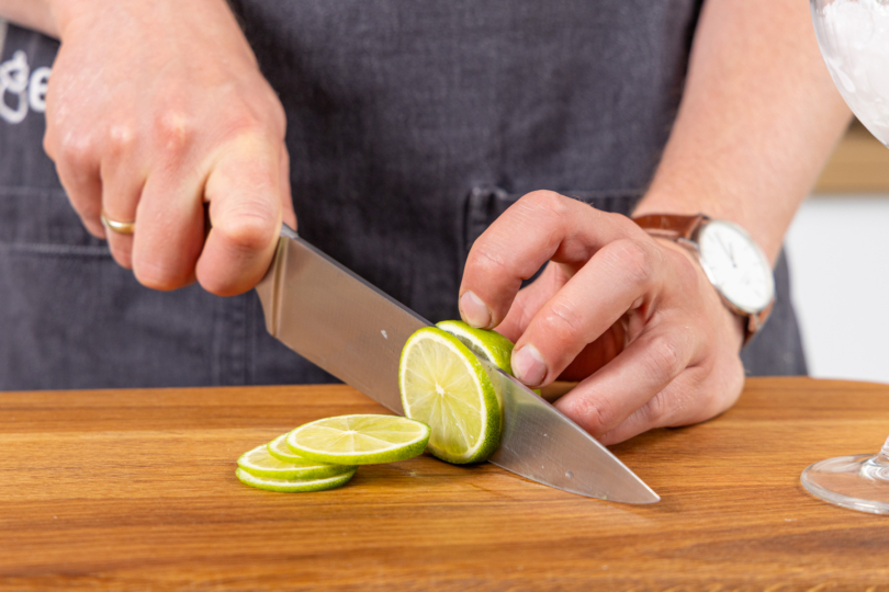 Limette in dünne Scheiben schneiden