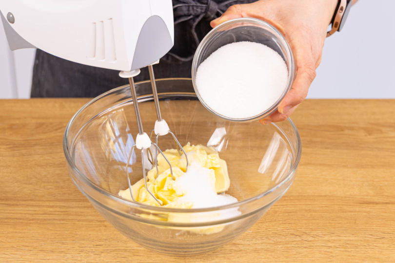 Butter mit Zucker und Salz hellcremig aufschlagen