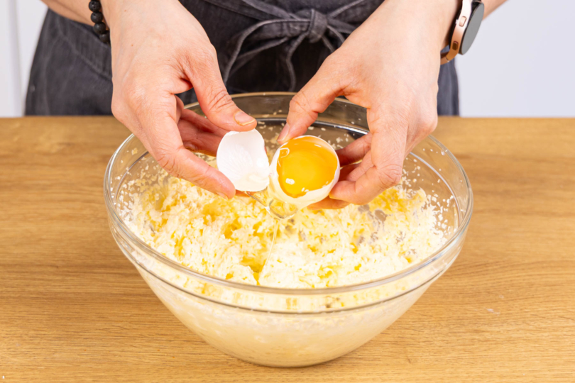 Eier einzeln unter den Teig rühren
