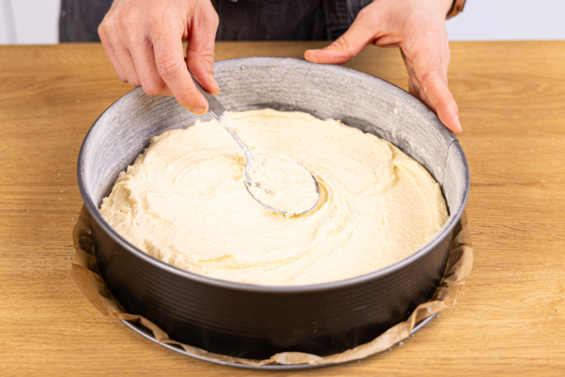 Teig in die Springform füllen, glattstreichen und backen
