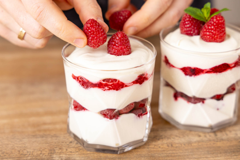 Himbeertraum Dessert dekorieren