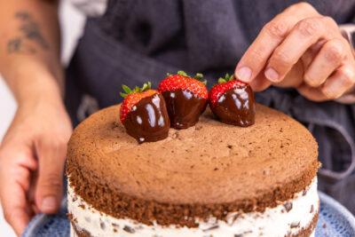 Schoko-Erdbeer-Torte mit Mascarpone dekorieren