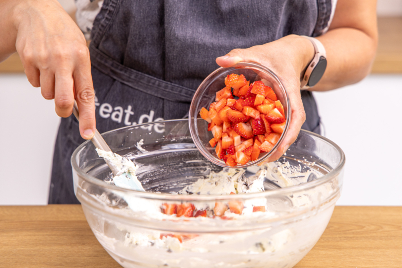 Erdbeeren unterheben
