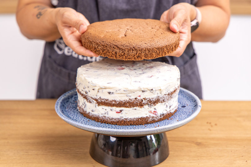 Schoko-Erdbeer-Torte mit drittem Boden bedecken