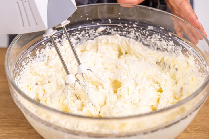 Mascarpone und Sahne steif schlagen