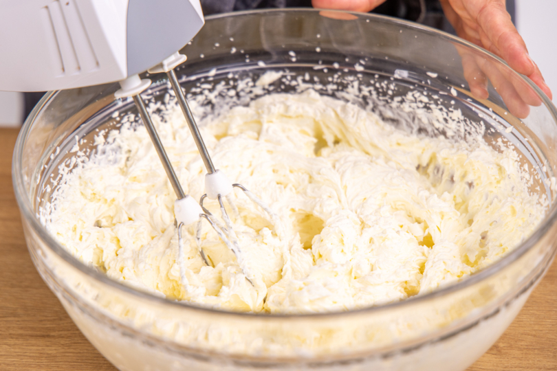 Mascarpone und Sahne steif schlagen