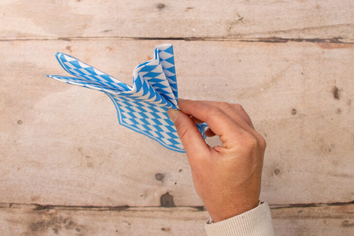 Serviette im Zick Zack falten