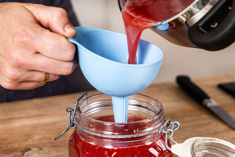 Stachelbeermarmelade abfüllen