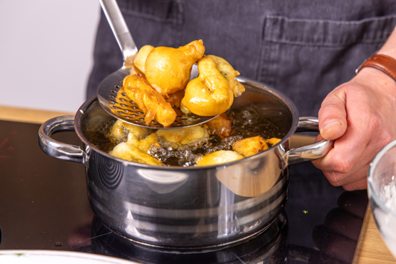 Tempura Gemüse abtropfen lassen