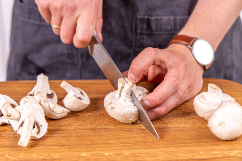Champignons halbieren oder vierteln