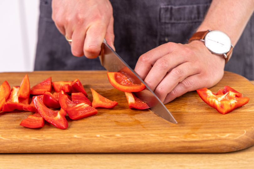 Paprika in Stücke schneiden