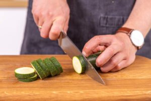 Zucchini in Scheiben schneiden