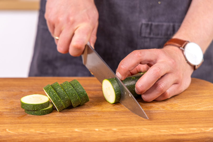 Zucchini in Scheiben schneiden