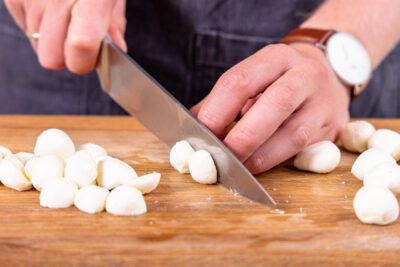 Mini-Mozzarella halbieren
