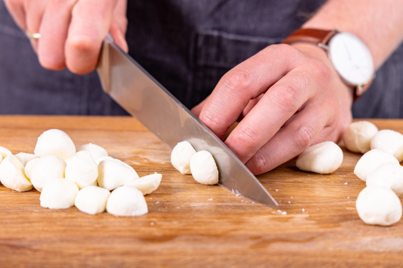 Mini-Mozzarella halbieren