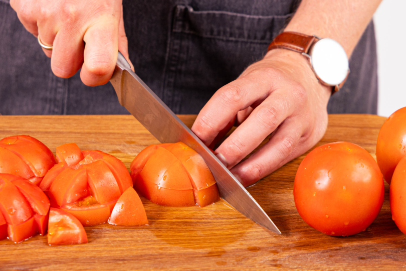 Tomaten in mundgerechte Würfel schneiden