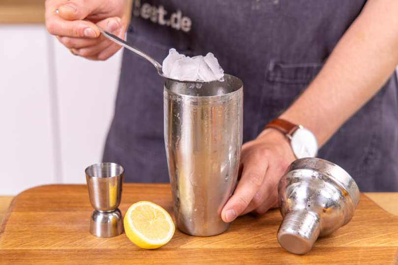 Eiswürfel dazugeben