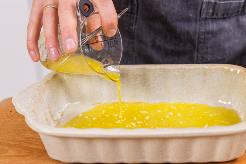 Marinade in die Auflaufform geben
