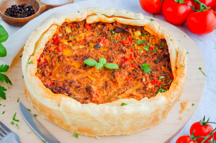 Hacktorte mit Blätterteig nah