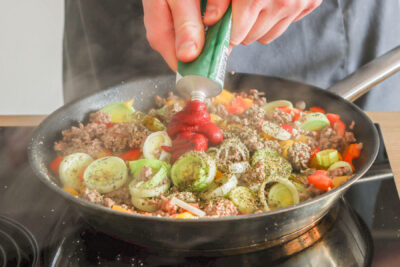 Tomatenmark dazugeben