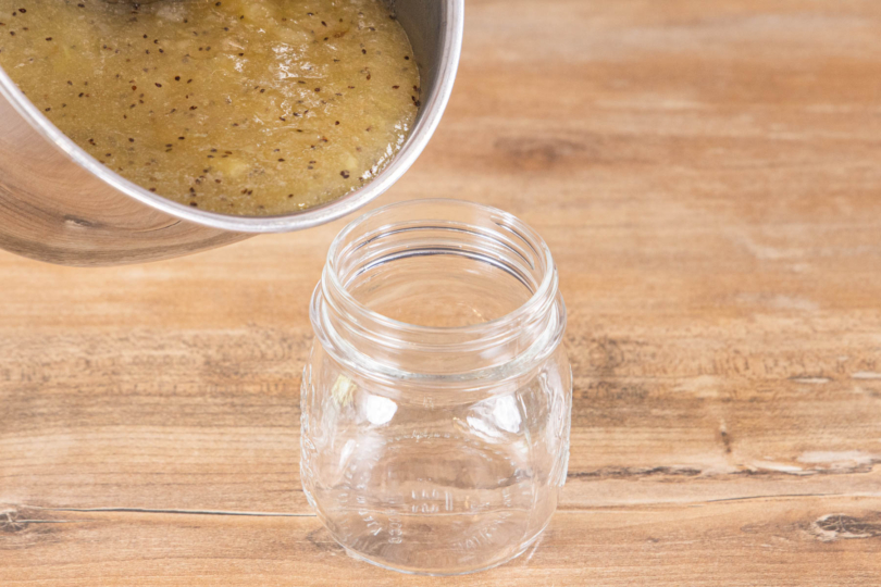 Apfel-Kiwi Marmelade in die Gläser füllen