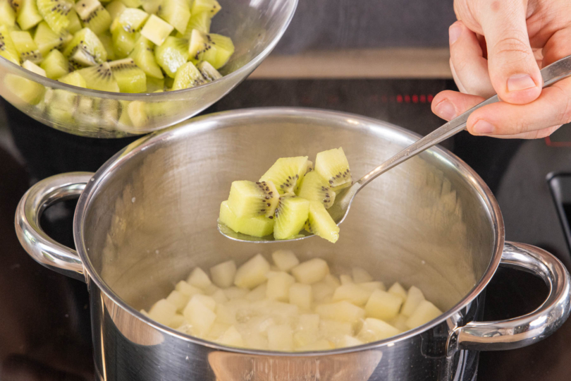 Kiwis in den Topf geben