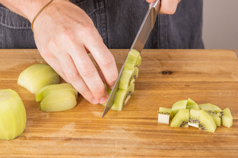 Kiwis in kleine Würfel schneiden