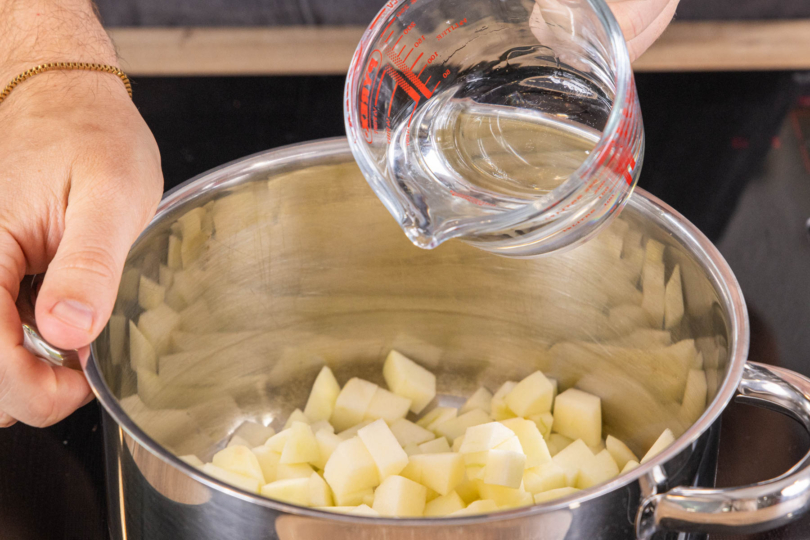 Wasser in den Topf geben
