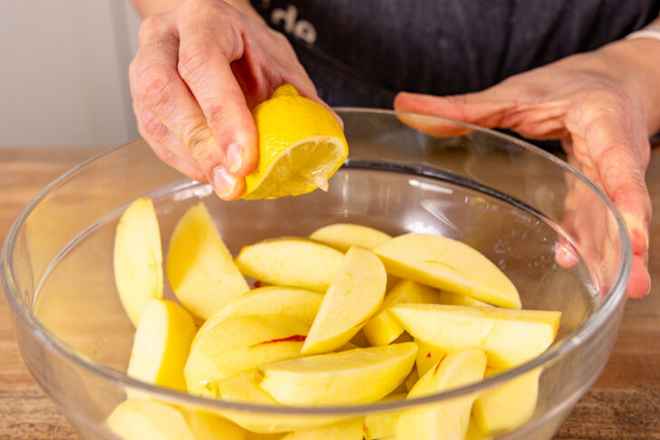Apfelspalten mit Zitronensaft beträufeln