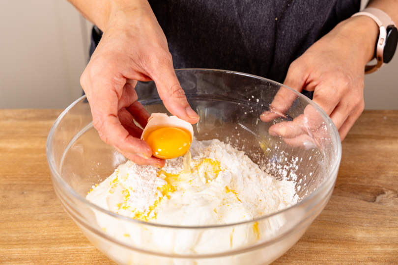 Zutaten für Quark-Schmand-Creme in Schüssel geben