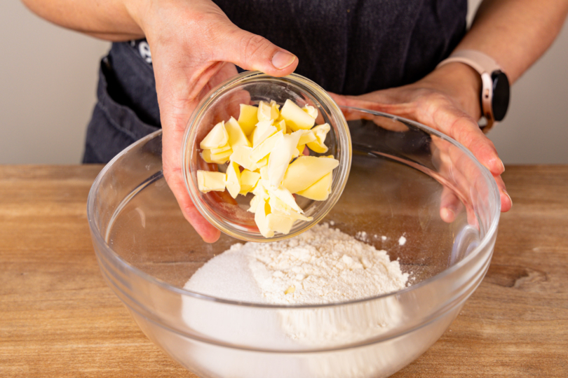 Zutaten für Streusel in Schüssel geben