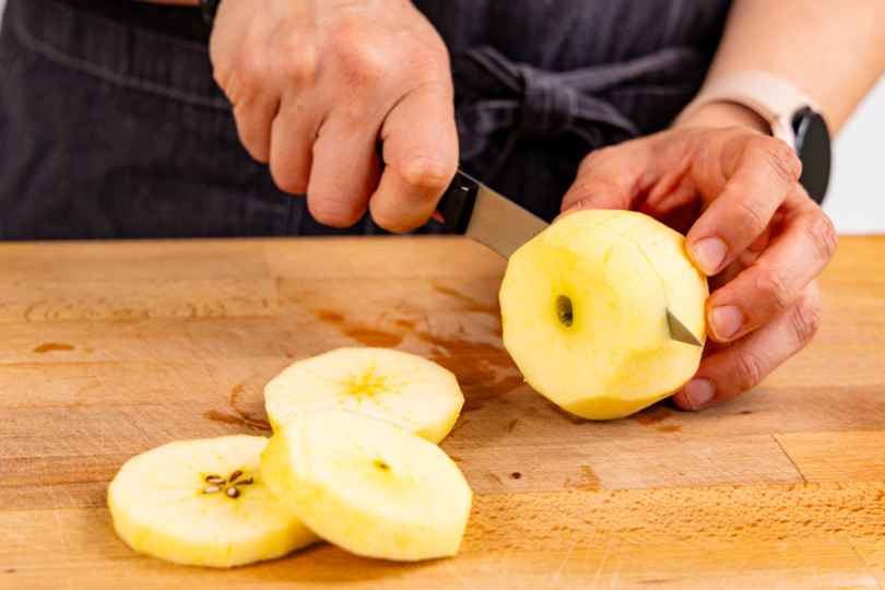 Apfel in Scheiben schneiden