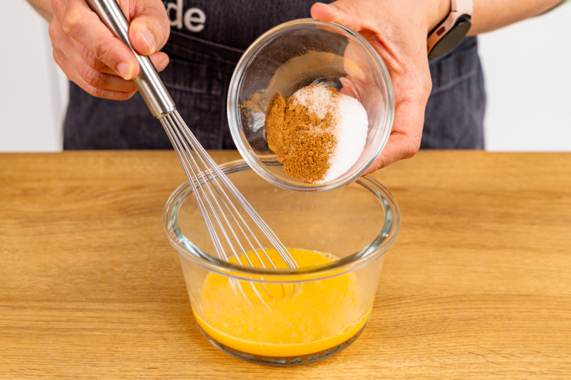 Zimt und Zucker mit Eiern vermischen