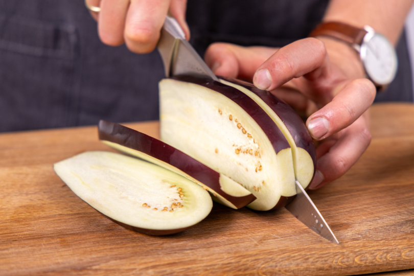 Aubergine in Scheiben schneiden