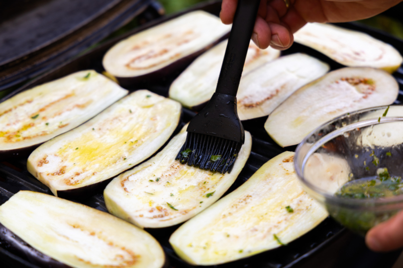 Aubergine mit Marinade einstreichen