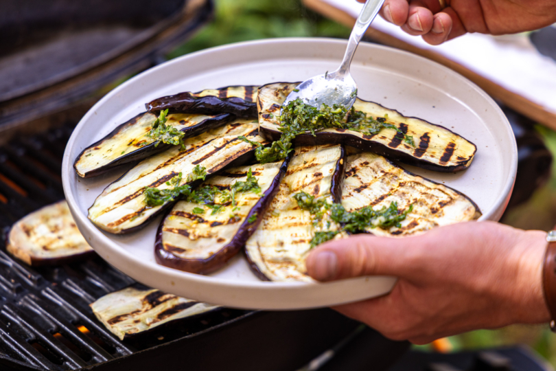 Restliche Marinade verteilen
