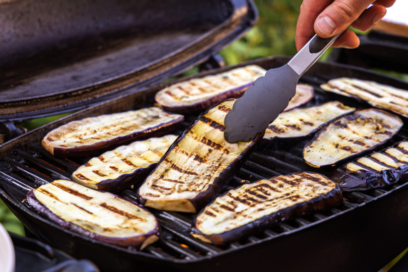 Aubergine von beiden Seiten grillen