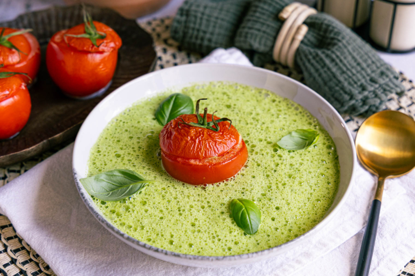 Basilikumschaumsuppe mit Tomate-Mozzarella