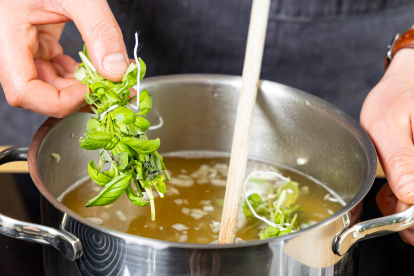Brühe einreduzieren und Stängel mitkochen