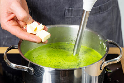 Kalte Butter und Sahne unter die Schaumsuppe pürieren