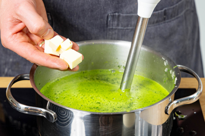Kalte Butter und Sahne unter die Schaumsuppe pürieren