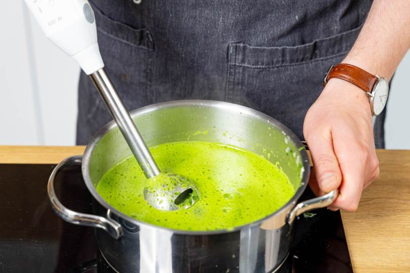 Basilikumschaumsuppe pürieren und aufschäumen