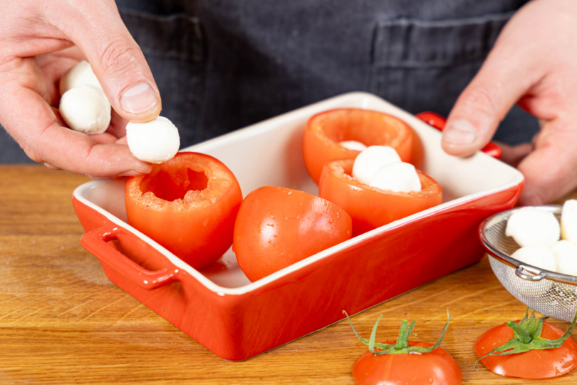 Tomaten mit Mozzarella füllen und backen
