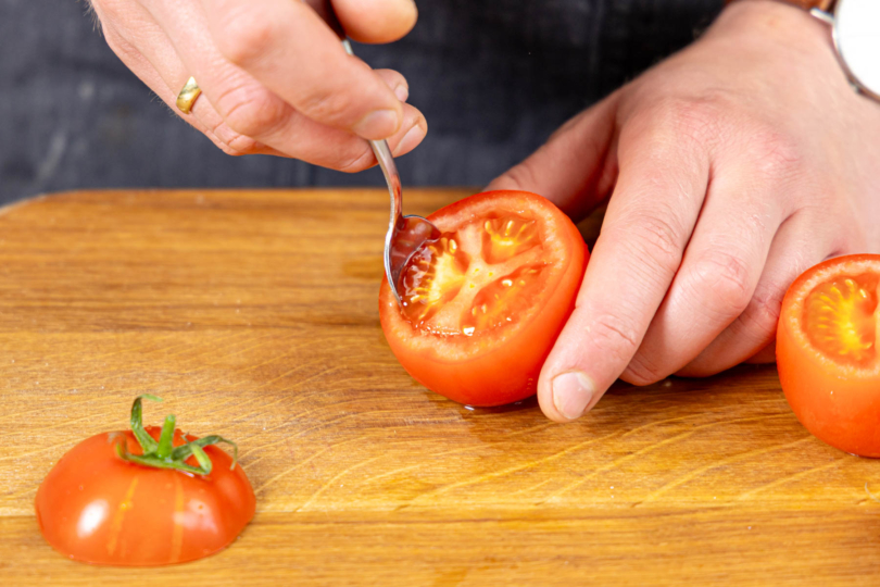 Tomaten mit Löffel aushöhlen