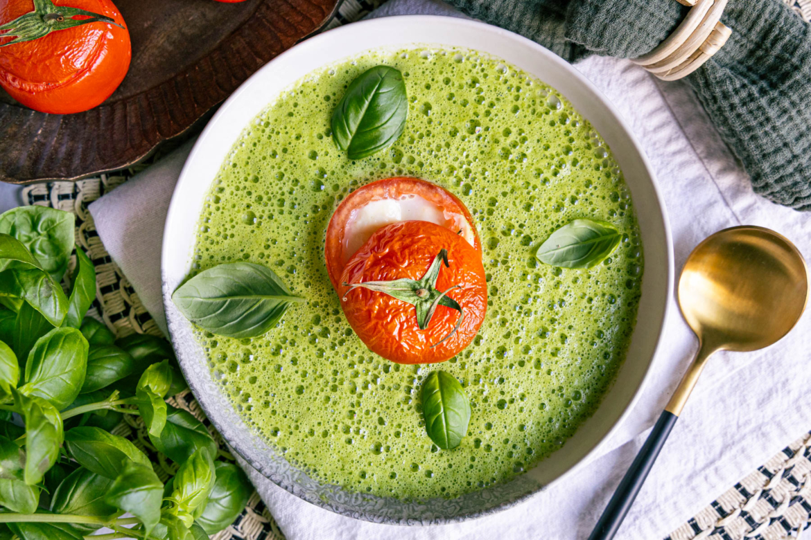 Basilikumschaumsuppe mit Tomate-Mozzarella