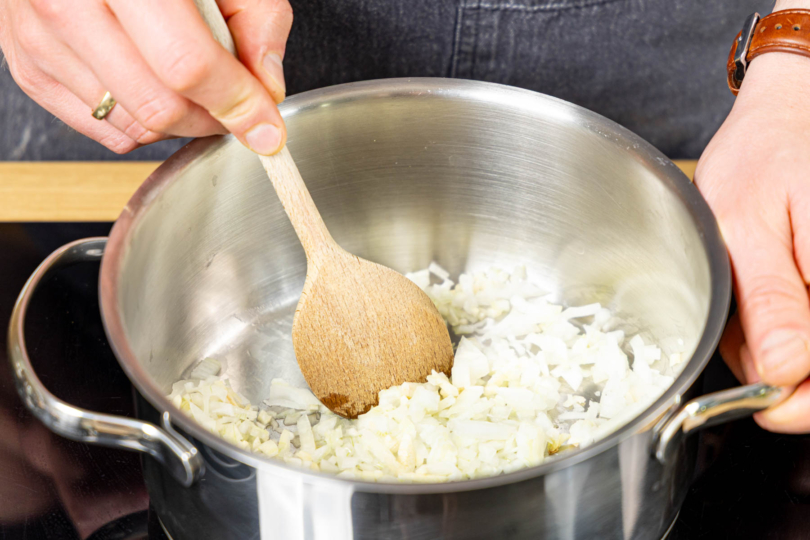 Zwiebel- und Knoblauchwürel farblos anschwitzen
