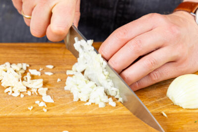 Zwiebel und Knoblauch in feine Würfel schneiden